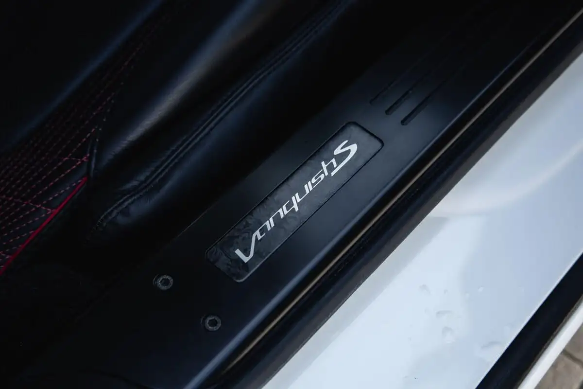 2017-aston-martin-vanquish-59-zagato-big-32