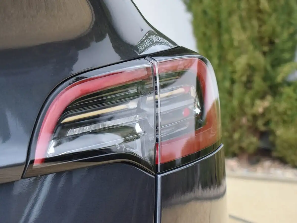2022-tesla-model-y-e-long-range-big-23