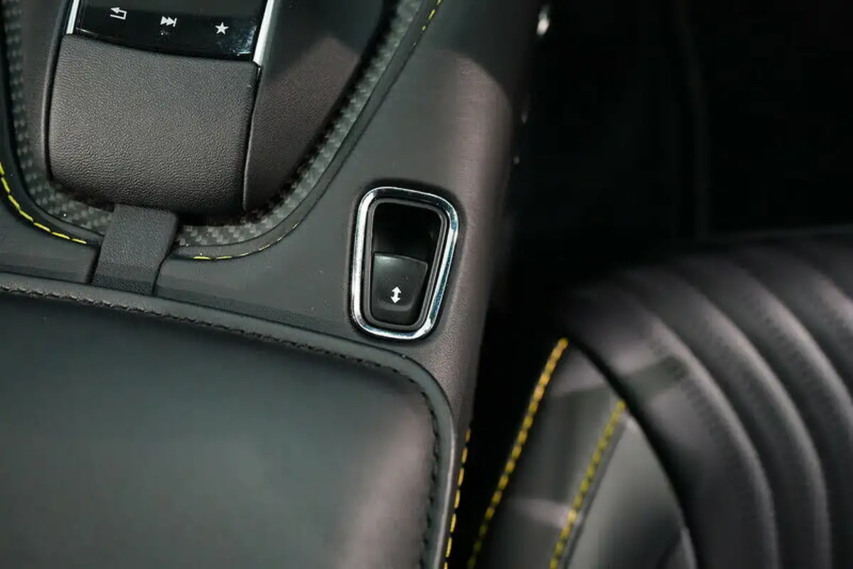 2022-aston-martin-db11-40-v8-527bhp-big-59