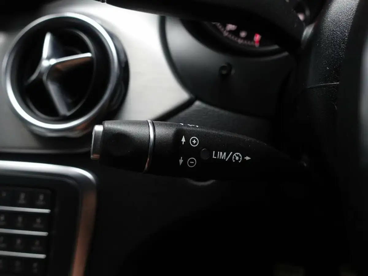 2017-mercedes-benz-gla-class-21d-gla-200d-amg-line-ss-big-27