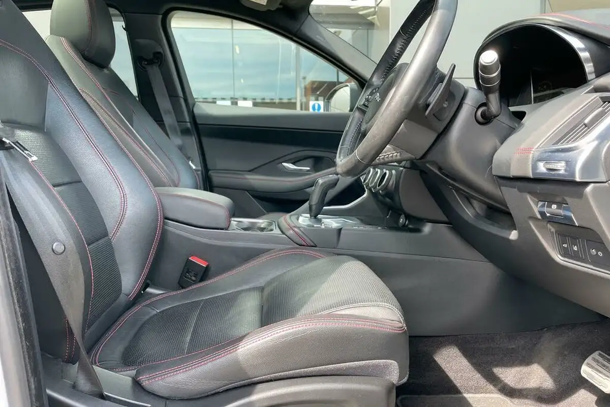 2019-jaguar-e-pace-20-i4d-chequered-flag-150ps-big-17
