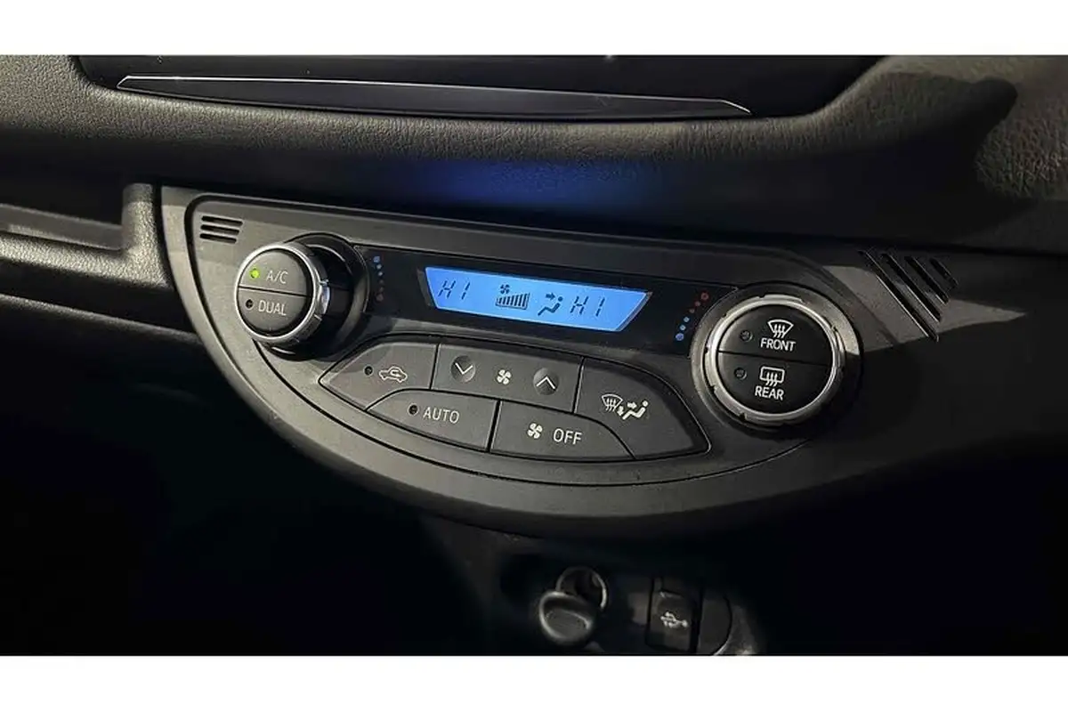 2019-toyota-yaris-15-vvt-i-icon-tech-98bhp-hybrid-1497cc-e-cvt-big-41