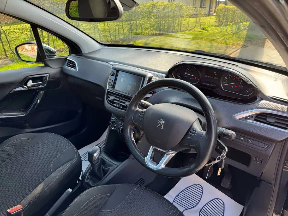 2018-peugeot-208-12-puretech-allure-premium-ss-big-9