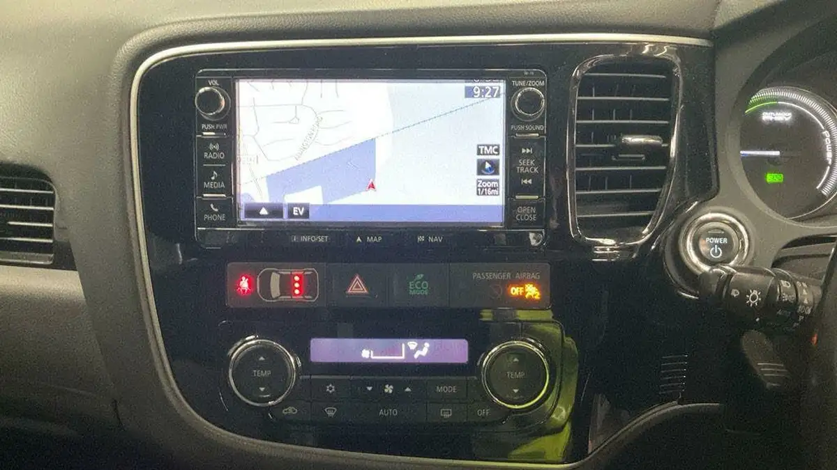 2016-mitsubishi-outlander-20-gx4h-phev-big-4