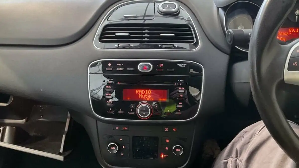 2015-fiat-punto-12-easy-3d-big-5