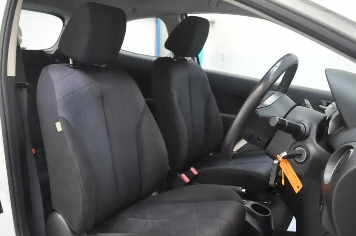 2012-mazda-mazda2-13-tamura-3d-big-13