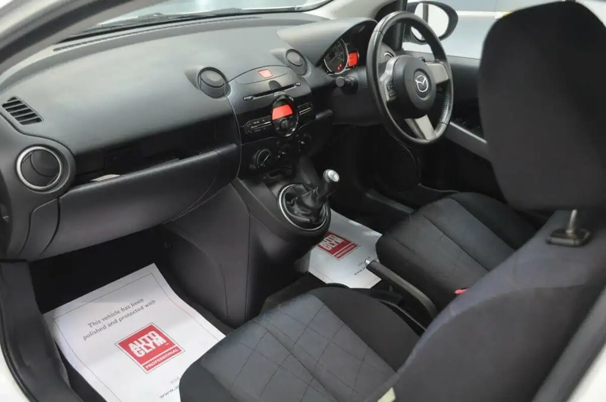 2012-mazda-mazda2-13-tamura-3d-big-17