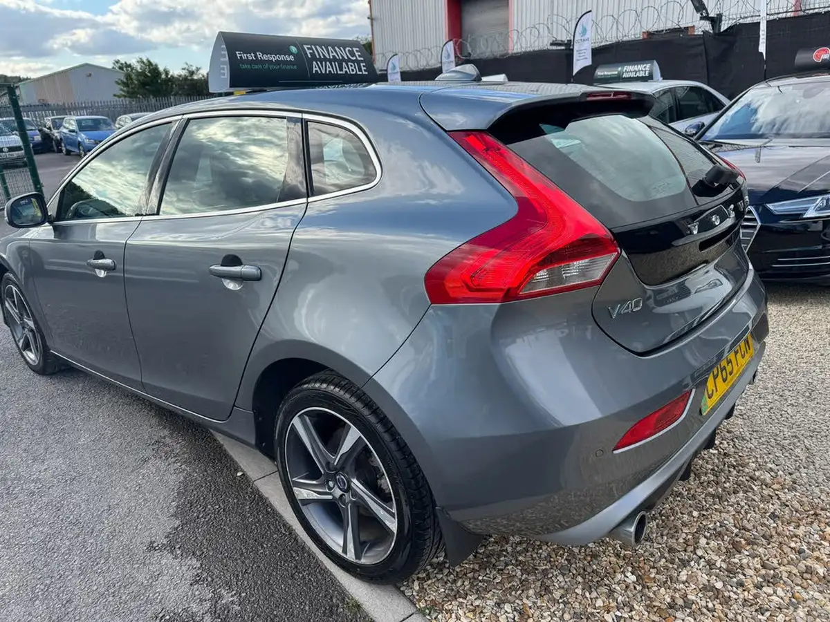 2015-volvo-v40-20td-d2-r-design-lux-nav-big-13