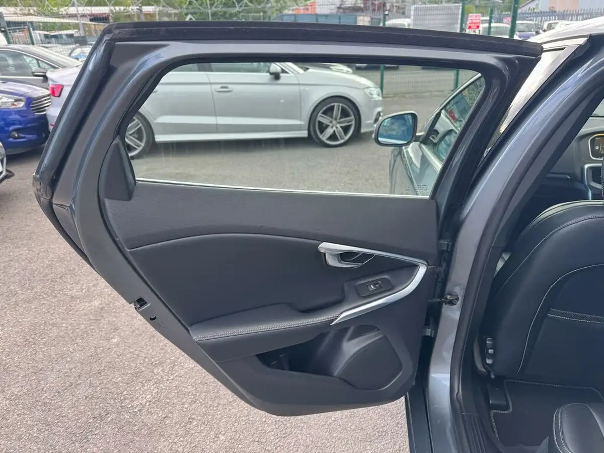 2015-volvo-v40-20td-d2-r-design-lux-nav-big-37