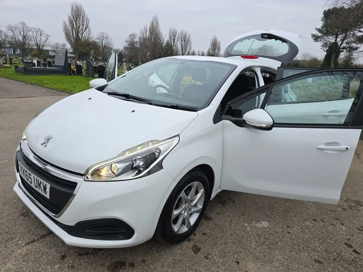 2015-peugeot-208-12-puretech-active-5d-big-9