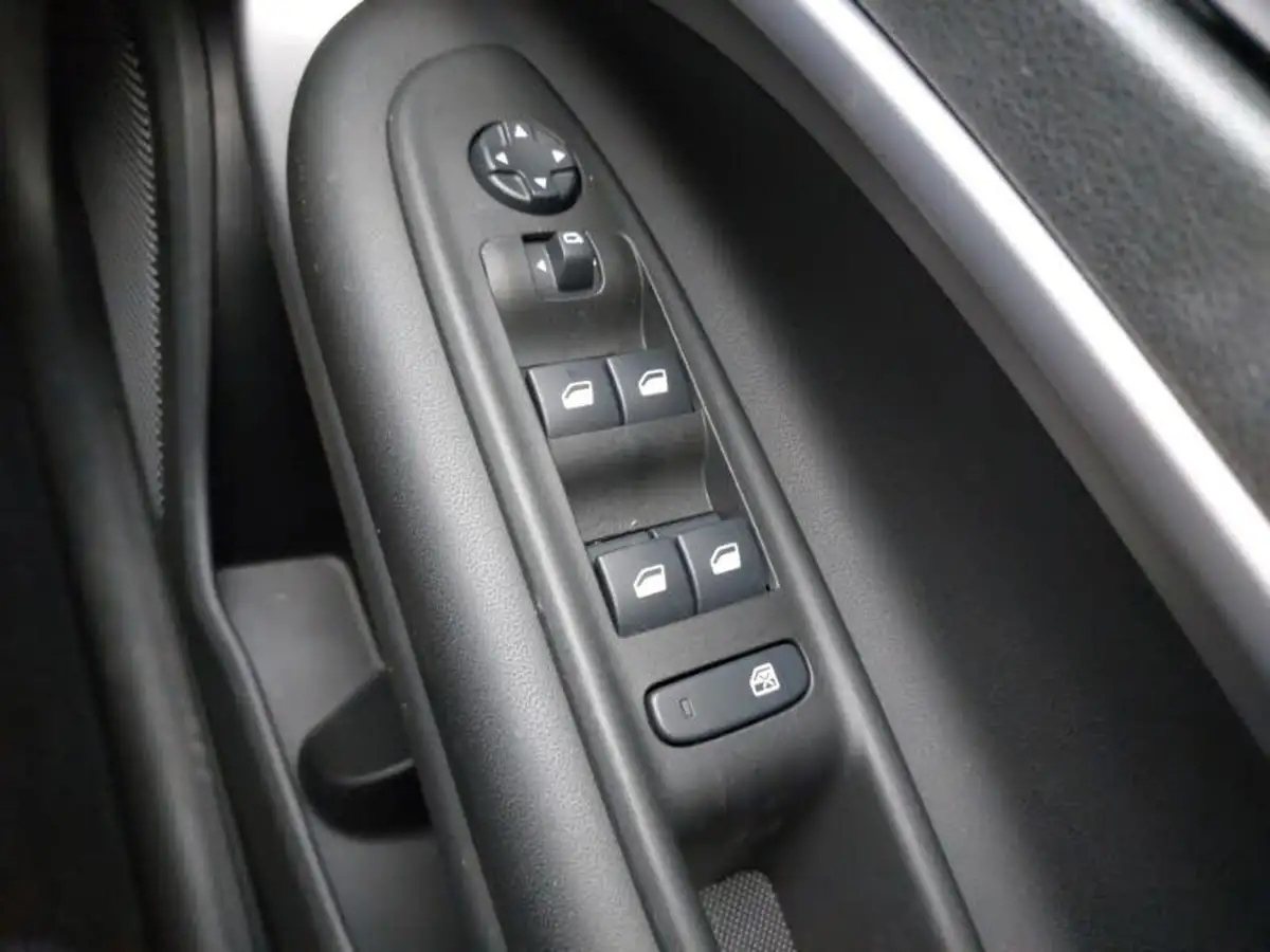 2024-jeep-avenger-12-gse-altitude-big-11