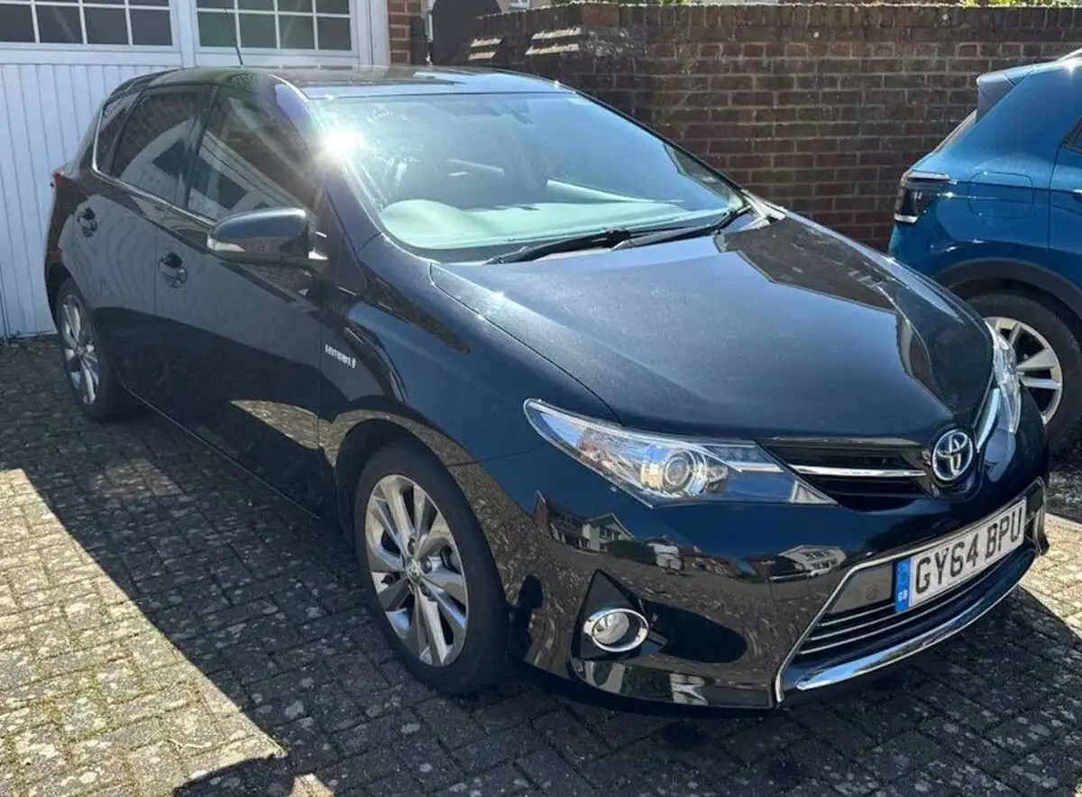 2014-toyota-auris-18-vvt-i-hsd-excel-hatchback-e-cvt-big-0