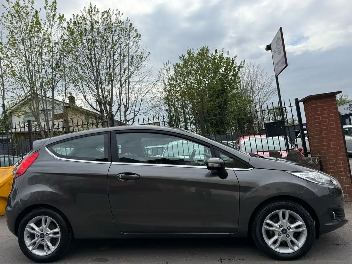 2017-ford-fiesta-125-zetec-3d-big-4