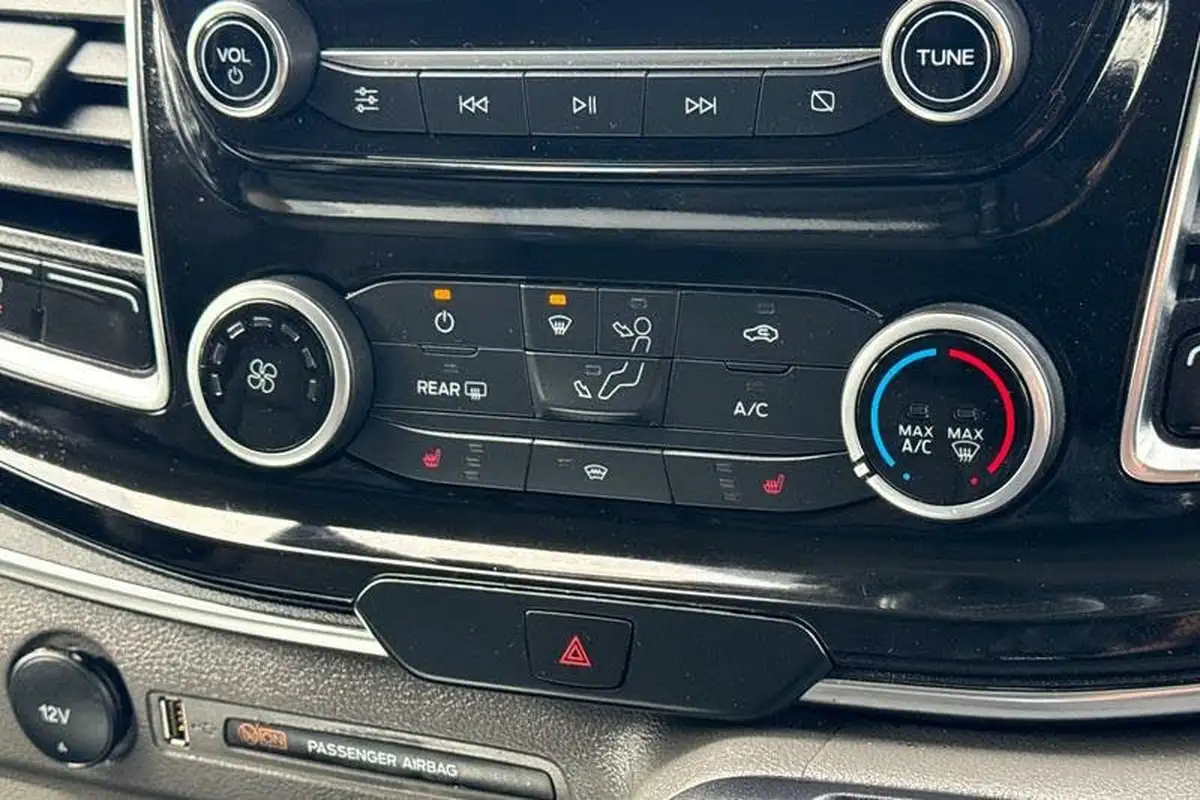 2023-ford-tourneo-custom-big-32