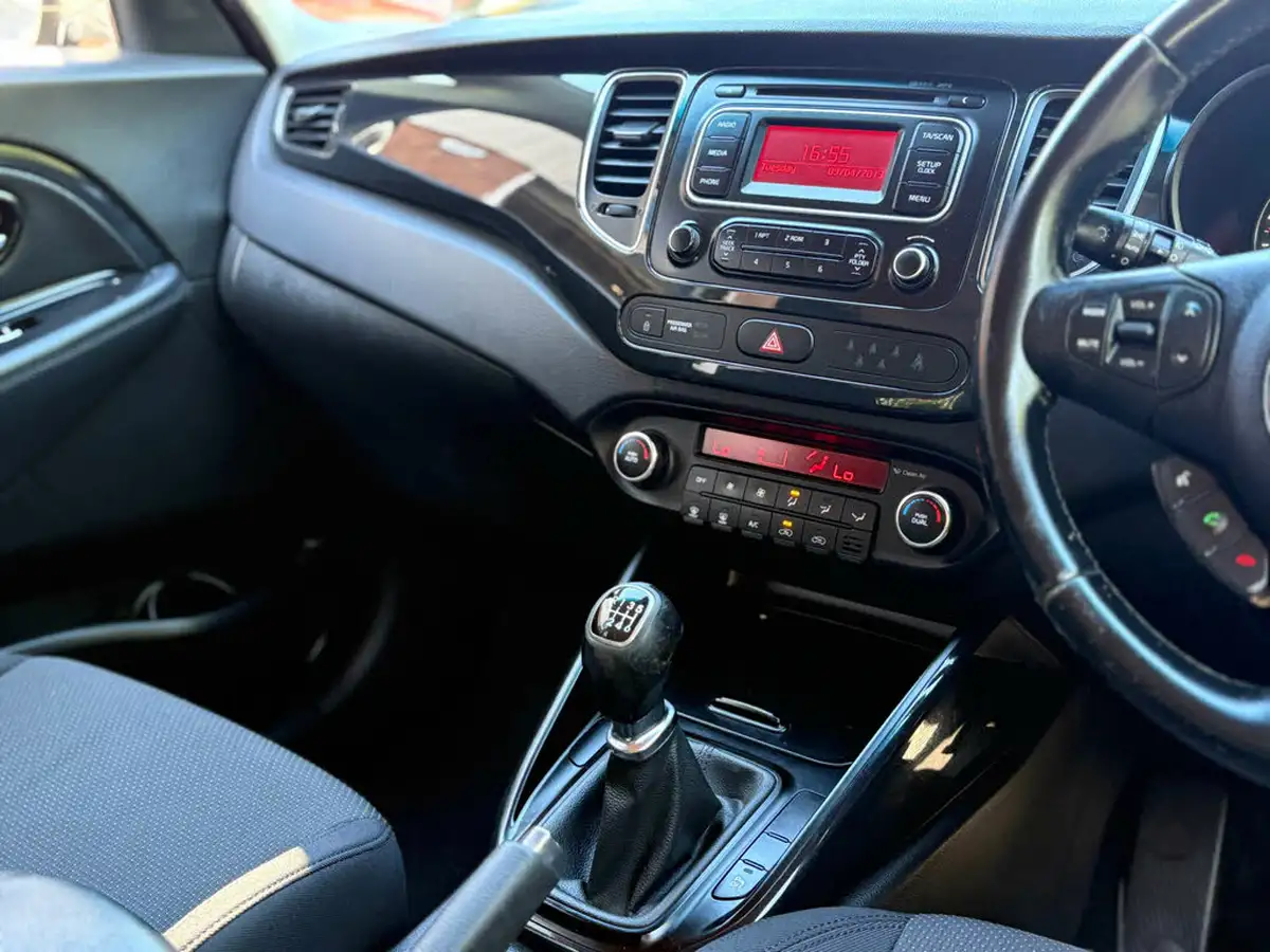 2014-kia-carens-17-crdi-2-114bhp-isg-big-30