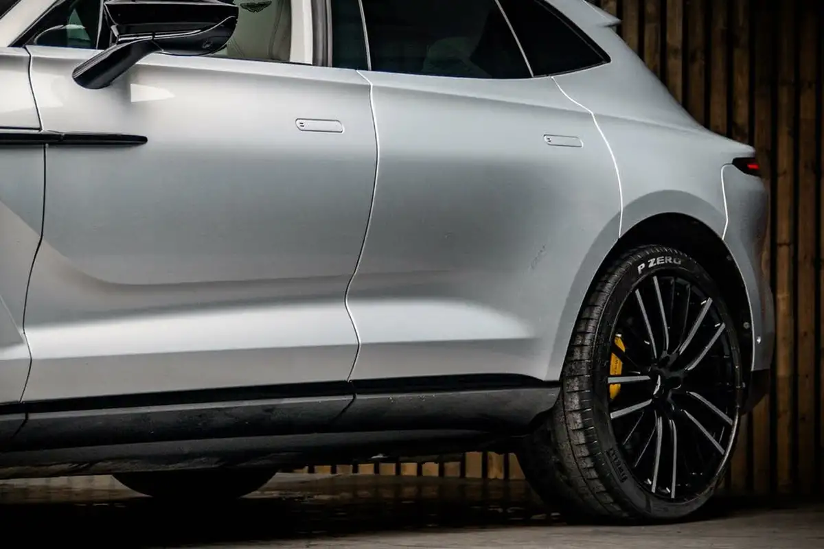 2022-aston-martin-dbx-40-v8-big-15