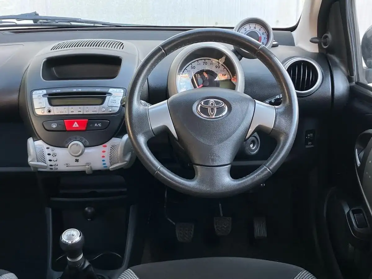2012-toyota-aygo-10-aygo-fire-5d-big-16