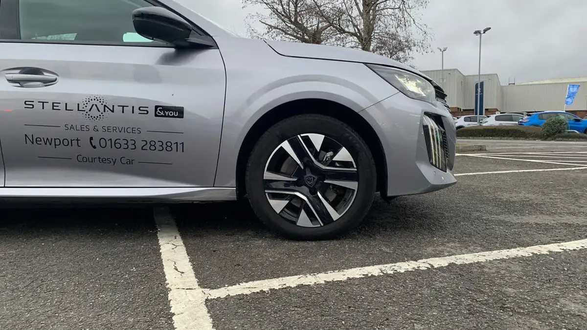 2024-peugeot-208-e-e-style-big-16