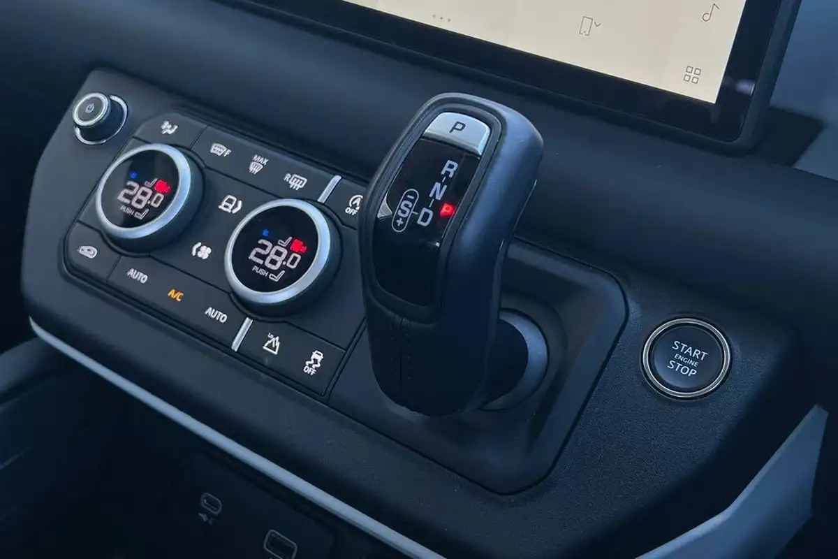2024-land-rover-90-defender-20-p300-se-big-25