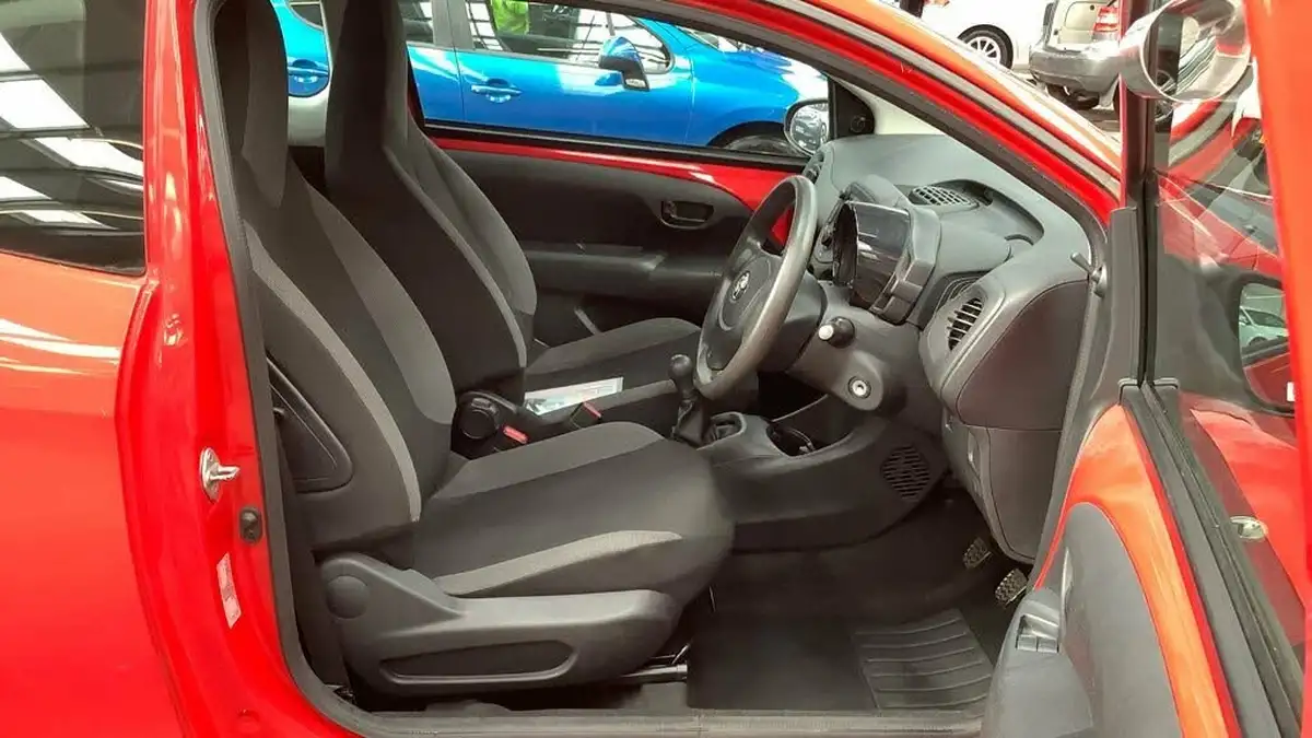2015-toyota-aygo-10-vvt-i-x-3d-big-8