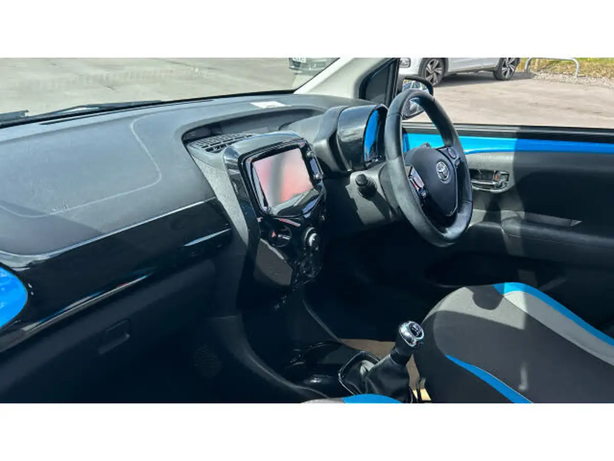 2016-toyota-aygo-10-vvt-i-x-cite-2-cyan-5d-big-8