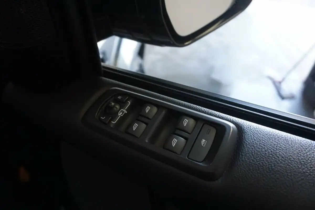 2016-land-rover-discovery-4-30-sd-v6-hse-big-18