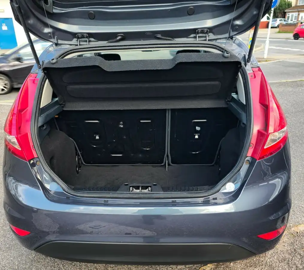 2011-ford-fiesta-14-zetec-3d-big-11
