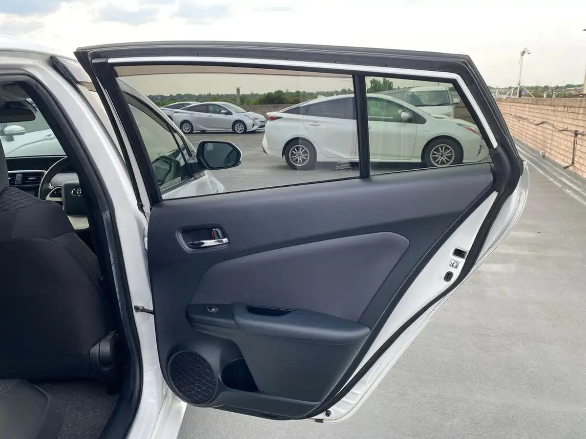 2018-toyota-prius-hybrid-big-42