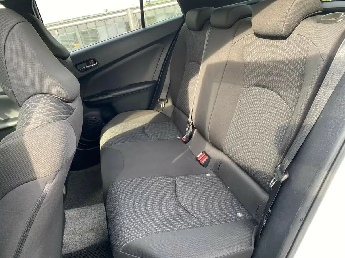 2018-toyota-prius-hybrid-big-38