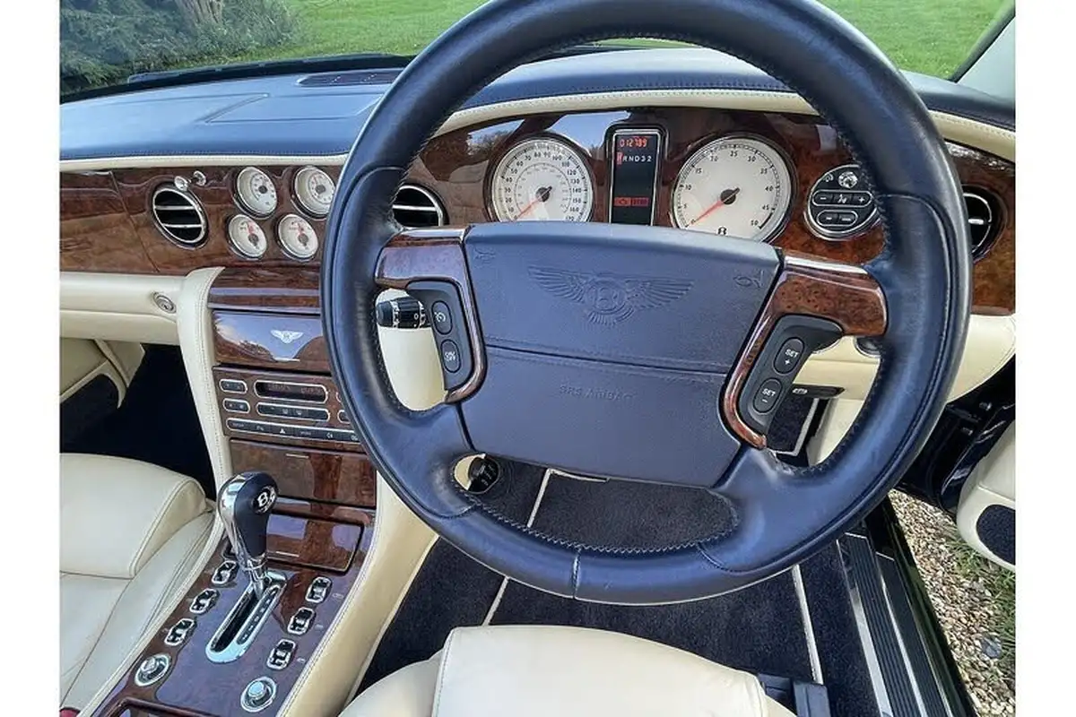 2006-bentley-azure-68-big-22