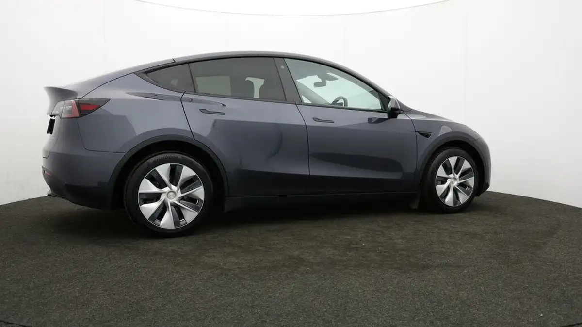 2022-tesla-model-y-e-long-range-big-30