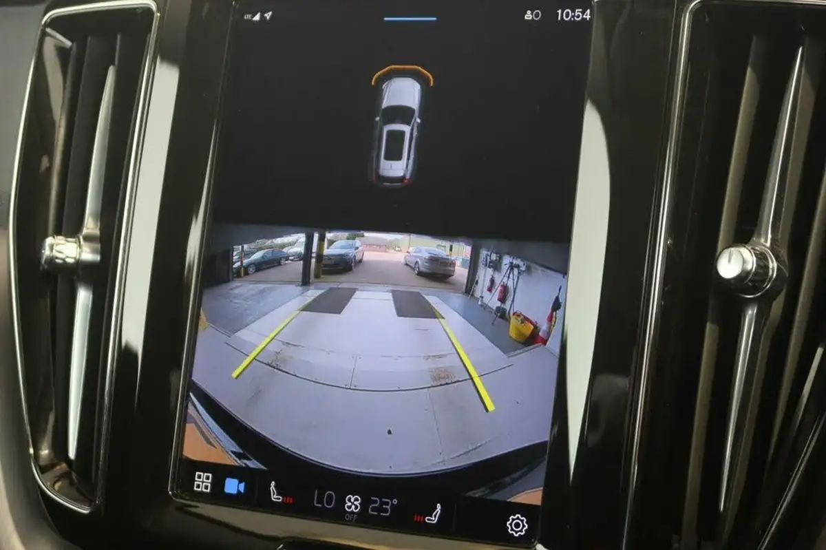 2021-volvo-xc60-20td-b4-momentum-awd-big-13