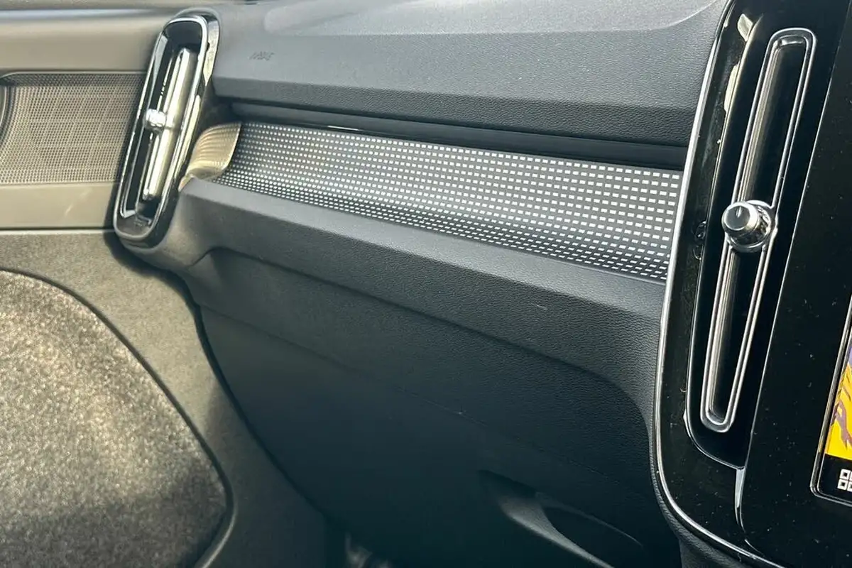 2024-volvo-xc40-20-b3-plus-big-21