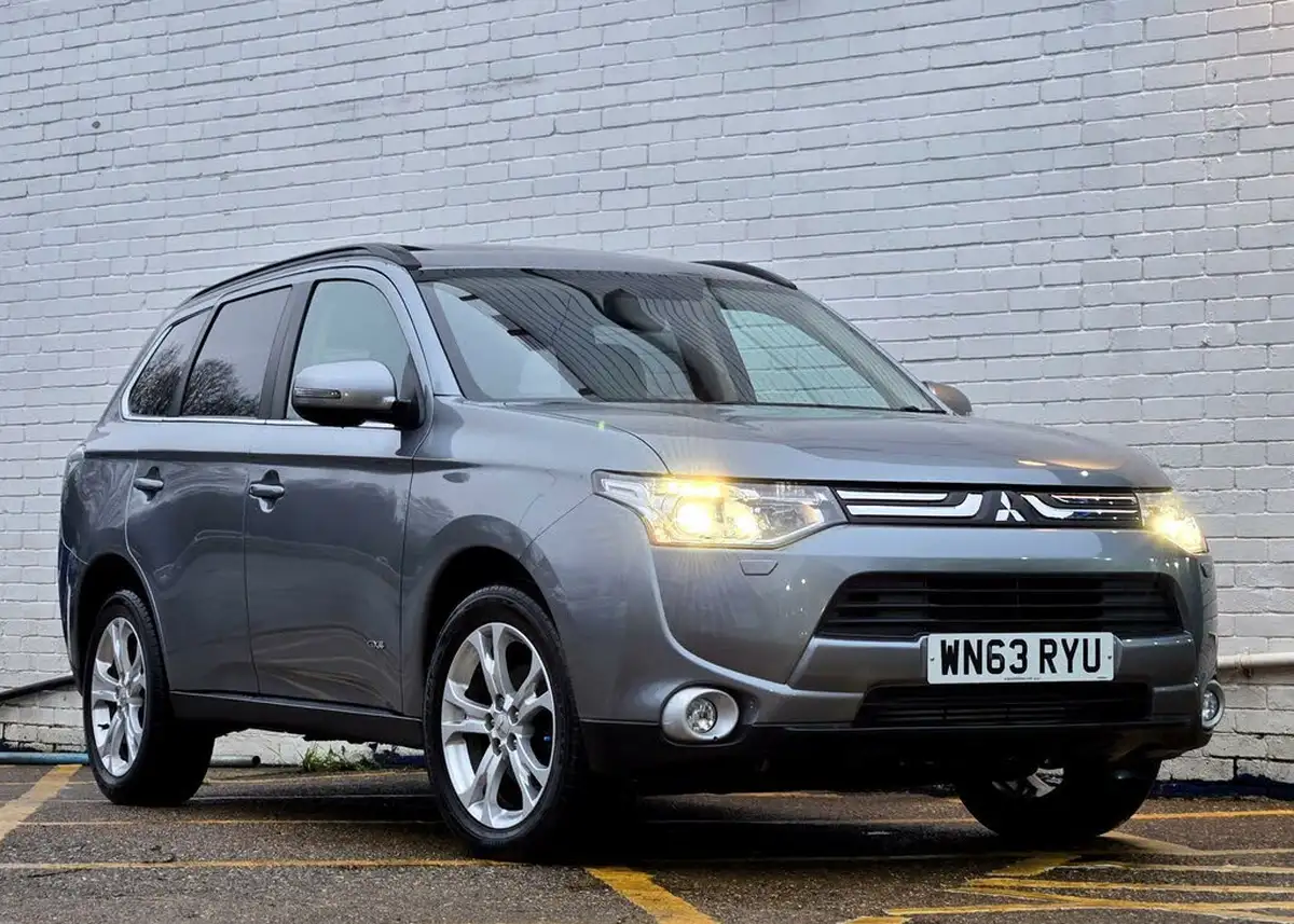 2013-mitsubishi-outlander-22di-d-gx4-big-16