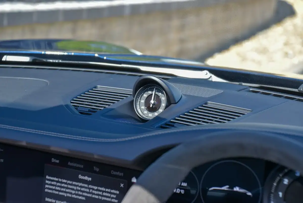 2021-porsche-911-30-targa-4s-big-32