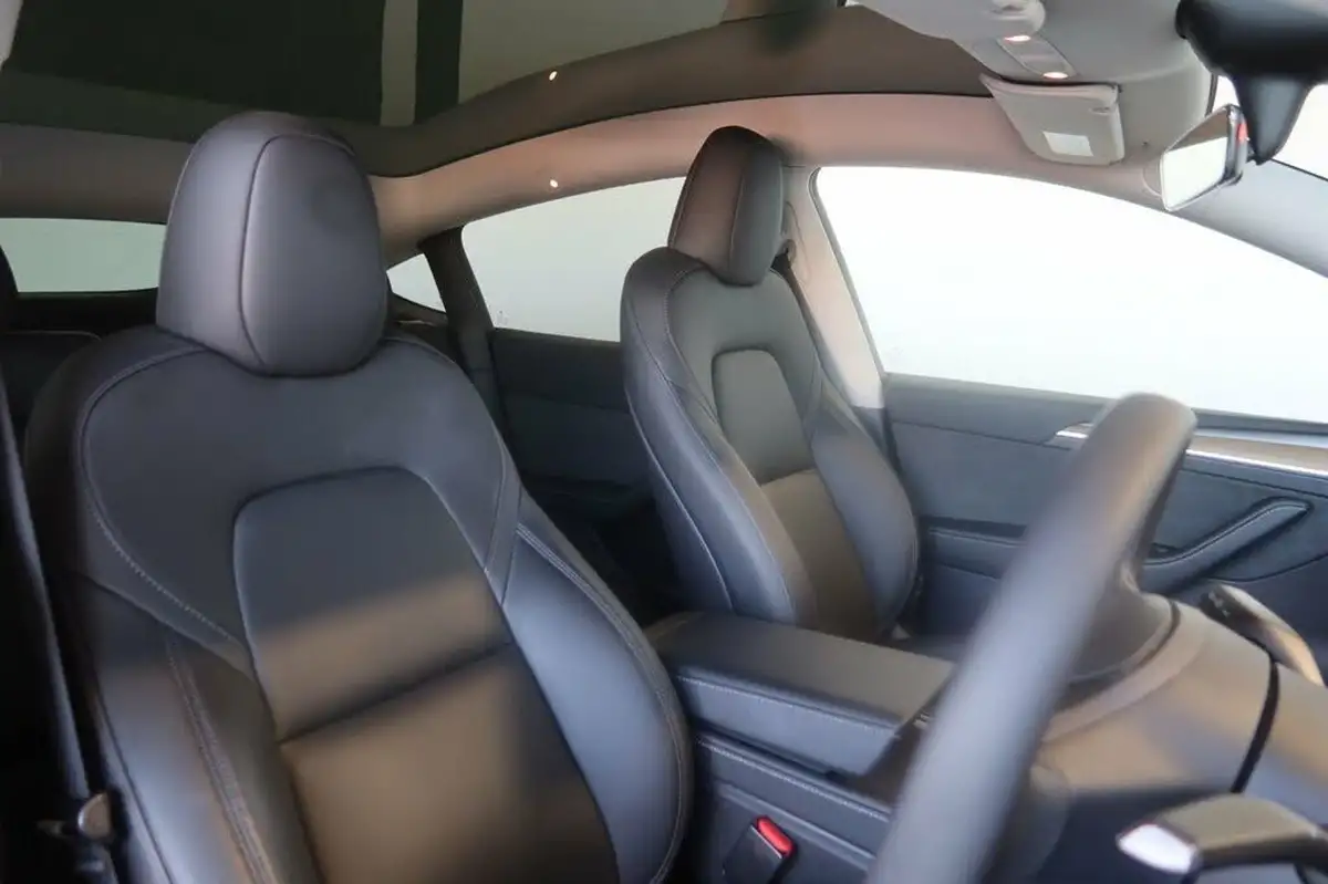 2022-tesla-model-y-e-long-range-big-10