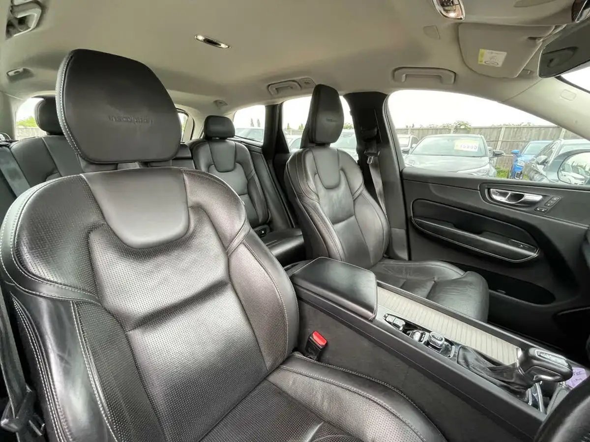 2018-volvo-xc60-20td-d4-inscription-4x4-geartronic-big-18