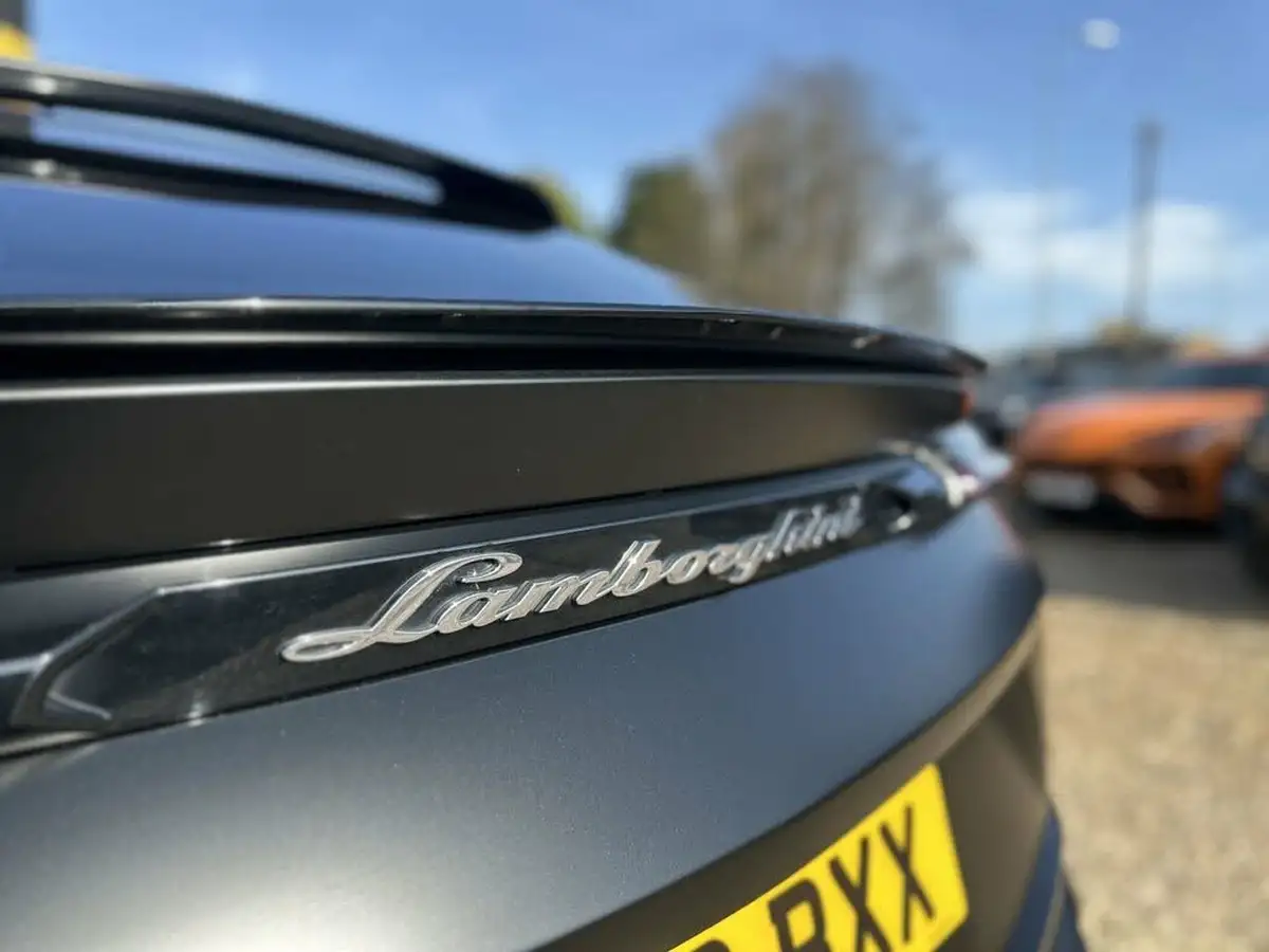 2022-lamborghini-urus-40-no-trim-big-10