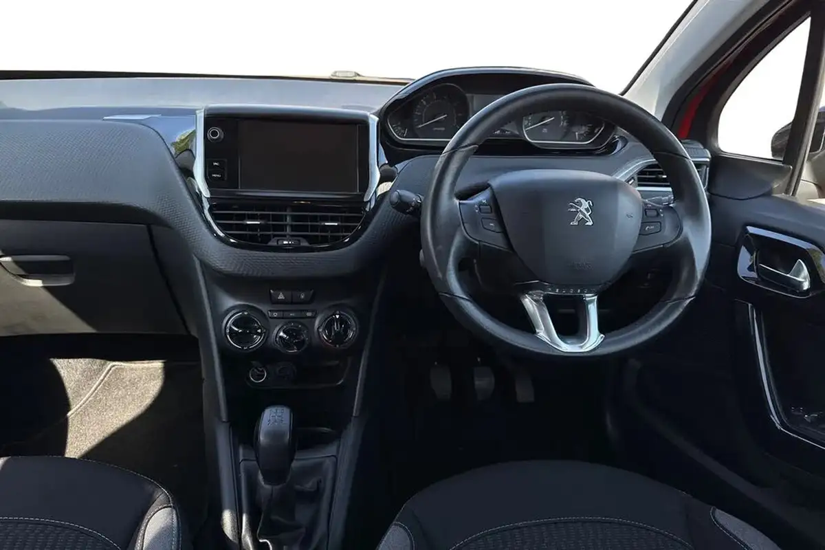 2016-peugeot-208-12-puretech-active-design-menthol-5d-big-17