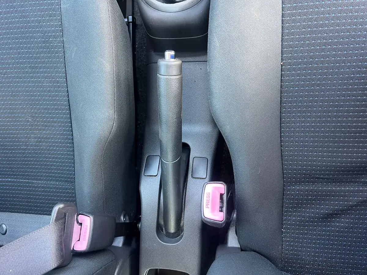 2009-suzuki-swift-13-gl-3d-big-22