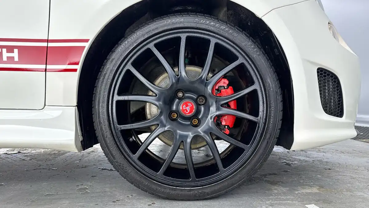 2016-abarth-500-14-tjet-595-yamaha-factory-racing-big-23