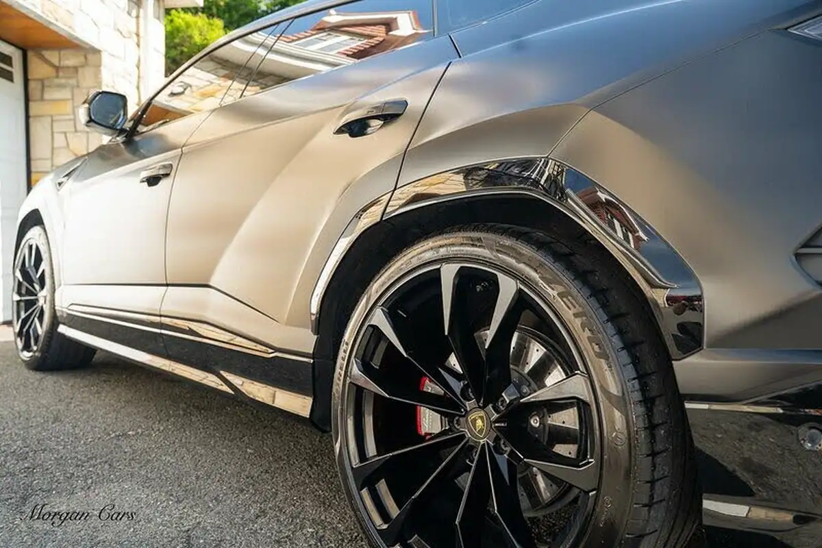 2022-lamborghini-urus-40-no-trim-big-11