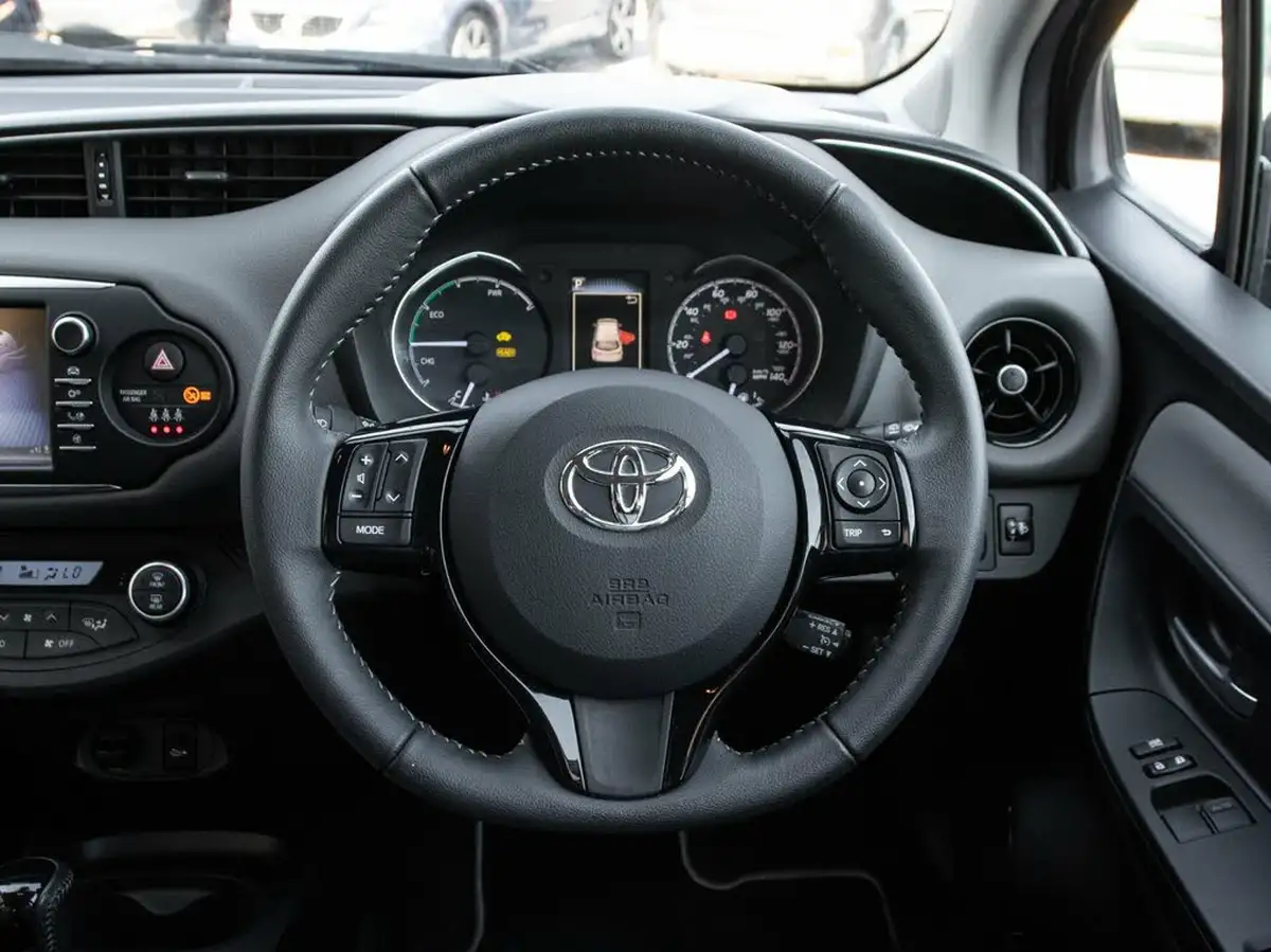 2017-toyota-yaris-15-vvt-i-icon-navi-hybrid-big-19