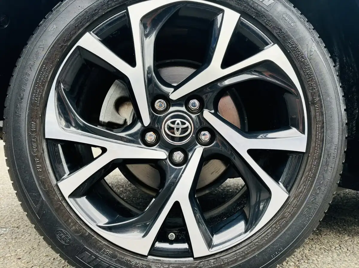 2017-toyota-c-hr-12-dynamic-big-6