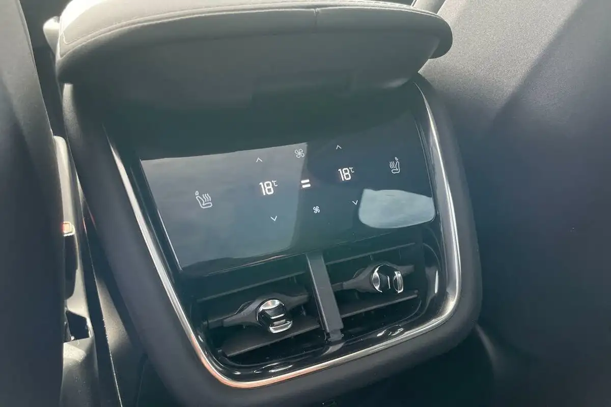 2025-volvo-ex90-e-twin-motor-performance-ultra-big-34