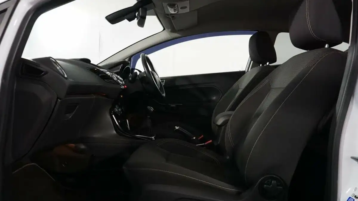 2015-ford-fiesta-10-titanium-100ps-ecoboost-ss-3d-big-10