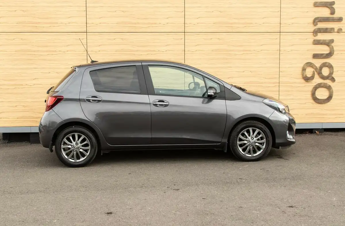 2016-toyota-yaris-133-icon-vvt-i-5d-big-11
