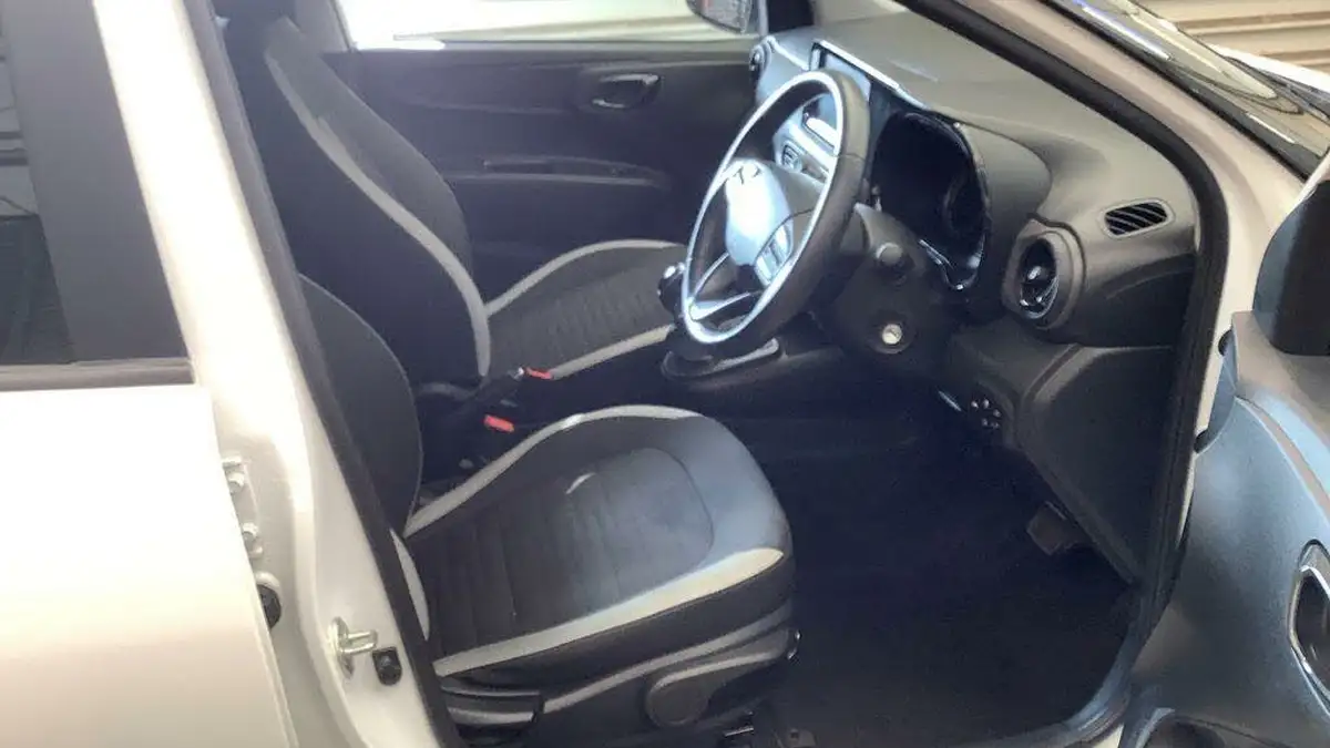 2022-hyundai-i10-12-premium-big-8