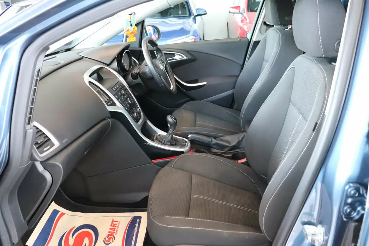 2013-vauxhall-astra-20td-sri-ss-estate-big-42