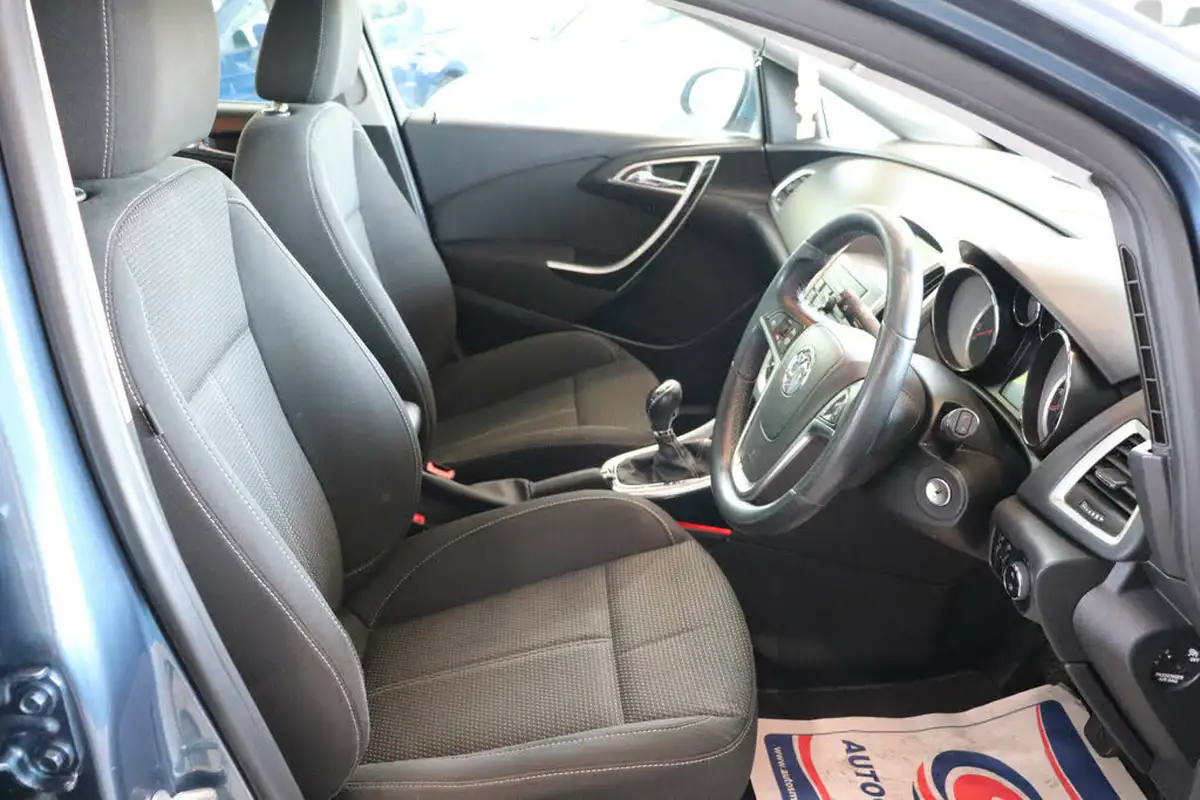 2013-vauxhall-astra-20td-sri-ss-estate-big-18